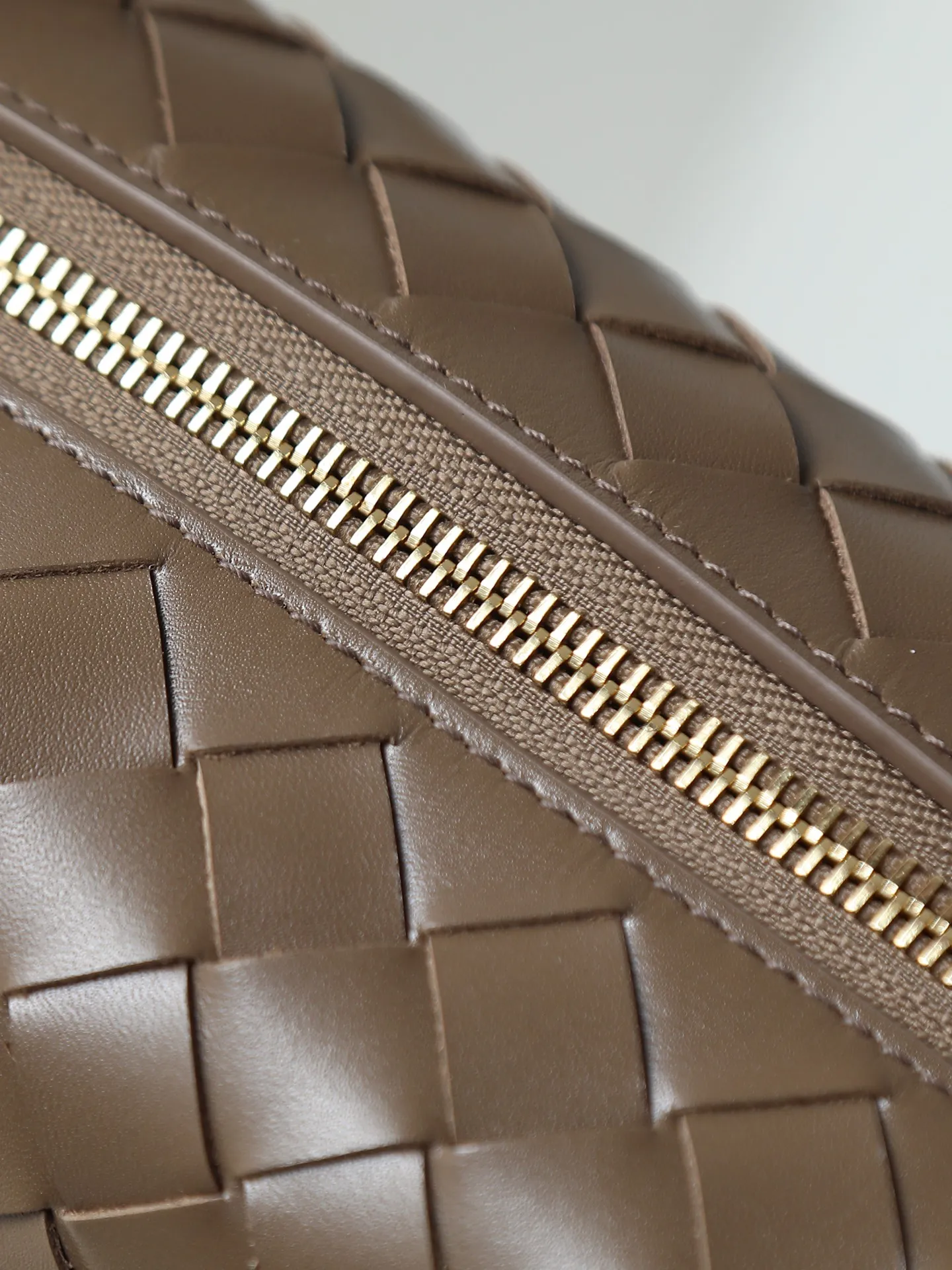 Batch 1620. A lunch bag that is predicted to be popular again this year. The entire bag is made of top-grade naa lambskin. It is very soft and lightweight. It also uses the intrecciato weaving process that the two founders spent several months developing from the beginning of the brand. It is completely hand-woven by Italian craftsmen. It perfectly reflects the craftsmanship of Bottega. The entire bag shape is also a very practical and popular lunch box bag shape. The slightly curved arc of the bag mouth can also better fit our wrists. Style number: 754443 Size: 22*13*9